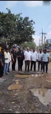 ఆలమూరు: మండల కేంద్రంలో అధ్వానంగా మారిన రహదారిని అభివృద్ధి చేయాలని డిమాండ్ చేస్తూ నిరసన చేపట్టిన టీడీపీ, జనసేన పార్టీ నాయకులు