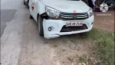 खम्हारिया मोड़ के पास अनियंत्रित होकर पुल से टकराया मतदान कर्मियो का कार, बड़ा हादसा टला