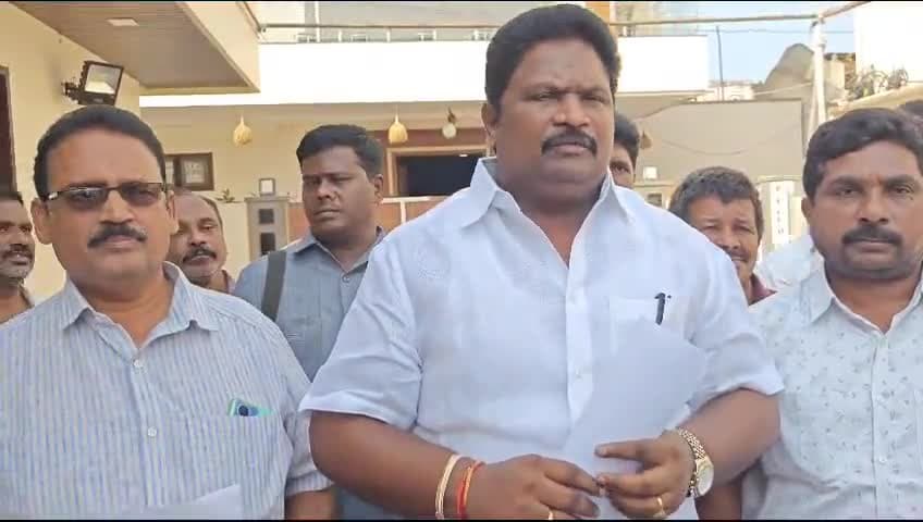 ఆత్రేయపురం: ఆత్రేయపురం మండలం బొబ్బర్లంకలో ధవలేశ్వరం బ్యారేజీ రోడ్డు పనులు సకాలంలో నిర్వహిస్తాం: కొత్తపేట ఎమ్మెల్యే చిర్ల జగ్గిరెడ్ది