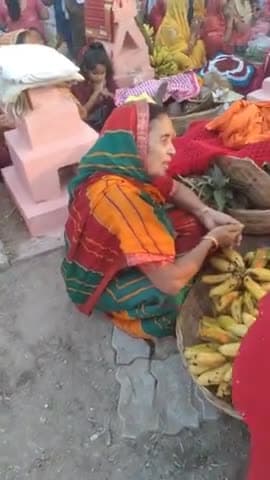 छपरा के छठ घाट पर छठी माई के पूजा करते हुए