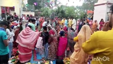 टूंडला: टूंडला की रेलवे कॉलोनी में बिहार समुदाय के लोगों ने उत्साह पूर्वक मनाया छठ महोत्सव, डूबते सूर्य को दिया अर्घ्य