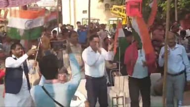 अमरोहा: नगर पालिका के टाउन हॉल में भारत और ऑस्ट्रेलिया के बीच खेले जा रहे मैच को लेकर लगाई गई विशाल LED