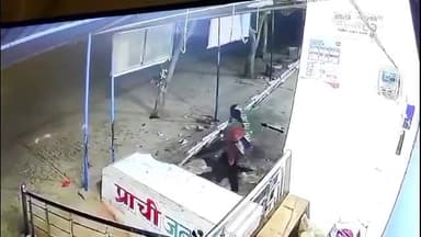 करहल: इकहरा में चोरी करते हुए युवक सीसीटीवी कैमरे में कैद, दुकानदारों ने थाने में दी तहरीर, पुलिस चोर की तलाश में जुटी