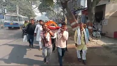 दुखद पल 😭
 मामा की अंतिम यात्रा में साथियों संग शामिल हुए।