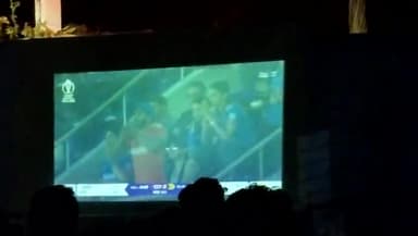 #घुरहुपट्टी चौराहे पे पर्दे के सिनेमा मे लगा इंडिया और आस्ट्रेलिया के फाइनल मैच को देखने के लिए लोगो की लगी भीड़ l