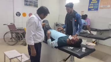 इटावा: एसआरएलटी कॉलेज के सामने नेशनल हाईवे पर कार की टक्कर से बाइक सवार दो छात्र हुए घायल, जिला अस्पताल में कराया गया भर्ती