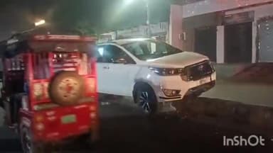 आगरा: कमला नगर के बल्केश्वर में डिवाइडर पर चढ़ी कार, कोई जनहानि नही,कार नीचे से हुई क्षतिग्रस्त,वीडियो सोशल मीडिया पर वायरल