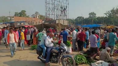 गोरौल: छठ पर्व को लेकर कटरमाला चौक गोढ़ीया फल मंडी में खरीदारी के लिये उमड़ी लोगों की भीड़