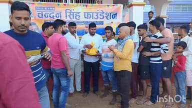 सोनो: सोनो चौक स्थित दुर्गा मंदिर परिसर में चंदन सिंह फाउंडेशन के द्वारा छठ व्रतियों के बीच फल का किया गया वितरण