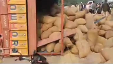 हिसार: बरवाला से हांसी रोड़ पर ड्राइवर को नींद की झपकी आने की वजह से धान से भरा ट्रक पलटा, बड़ा हादसा होने से बचा
