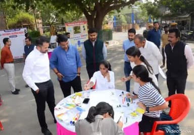 जालौर: राजकीय विधालय की छात्राओं ने पेंटिंग के माध्यम से शत प्रतिशत मतदान की अपील, जिला निर्वाचन अधिकारी ने लिया जायजा