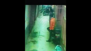 मडुवाडीह थाना क्षेत्र के हनुमान मंदिर के पास से चोर ने चोरी की टीवीएस सीसीटीवी में कैद हुई घटना