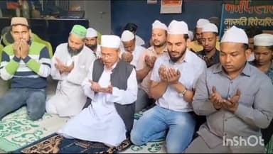 मुज़फ्फरनगर: रेलवे रोड पर मुस्लिम समाज के लोगों के द्वारा नमाज के बाद वर्ल्ड कप में भारत की जीत के लिए की गई दुआ