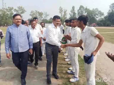 उरई: उरई इंदिरा स्टेडियम में जिला क्रिकेट संगठन द्वारा स्टेट चैंपियनशिप लीग का किया गया आयोजन जिला अधिकारी ने किया शुभारंभ।