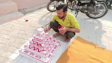 सुल्तानपुर: सीताकुंड घाट पर डाला छठ की पूजा के लिए तैयार की जा रही वेदियां,साफ सफाई में जुटे पालिका के सफाई कर्मी