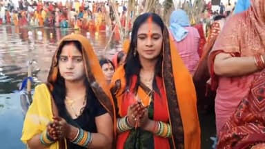 सासाराम: लोक आस्था का महापर्व छठ पूजा को लेकर सासाराम के सभी छठ घाट पर उदयीमान भगवान ने सूर्य को दीया जा रहा है अर्घ्य।