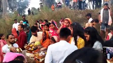 #बिहार में #शेखपुरा के अबगिल गाँव में #उदीयमान भगवान भास्कर को अर्घ्य देते छठ व्रति.
जय छठी मैया
#छठ_पूजा 
#Sheikhpura