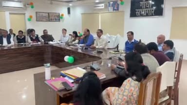 अमरोहा: कलेक्ट्रेट सभागार में विकसित भारत संकल्प यात्रा की तैयारी के संबंध में CDO ने ली बैठक, दिए जरूरी दिशा निर्देश