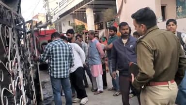 करनाल: विकास नगर गली नंबर 2 में मकान में संदिग्ध परिस्थितियों में लगी आग, पुलिस और फायर ब्रिगेड की गाड़ी पहुंची मौके पर