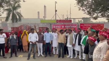 धौलाना: धौलाना के मसूरी गुलावठी रोड़ पर स्थित मून बेवरेज के गेट पर किसानों ने किया अनिश्चितकालीन धरना शुरू