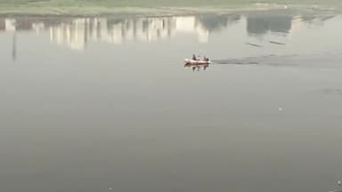 एत्मादपुर: रामबाग पुल से एक महिला ने यमुना नदी में लगाई छलांग,मौके पर पहुंची पुलिस गोताखोरों की मदद तलाश में जुटी।