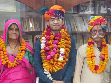 आरएएस की भर्ती परीक्षा में सफलता हासिल करने पर विराटनगर में ग्रामीणों ने ऋषिराज कपिल का किया भव्य स्वागत