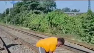 कलियासोल: कुमारधुबी रेलवे स्टेशन के पश्चिम दिशा के रेलवे लाइन पर अजगर की हुई मौत, लोगों ने रेलवे से जंगल सफाई करने की मांग की