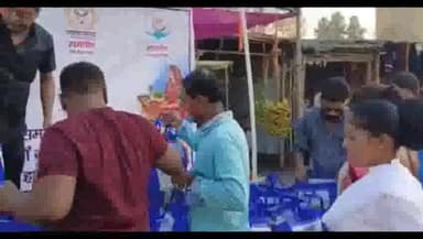 निरसा/चिरकुंडा: कुमारधुबी मोड़ पर महापर्व छठ को लेकर व्रतियों को समाजसेवियों ने बांटे फल और प्रसाद