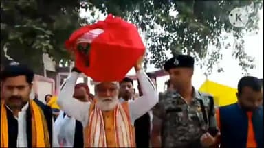 बक्सर: बक्सर में छठ घाट पर पूजा का दउरा लेकर पहुंचे केद्रीय राज्यमंत्री अश्विनी चौबे, विभिन्न घाटों पर व्रतियो से लिया आशीर्वाद