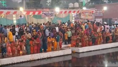 गोपालगंज: गोपालगंज शहर के VM फील्ड में छठ घाट पर पहुंची छठवर्ती महिला, उगते हुए सूर्य को दिया अर्घ्य