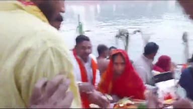 जगदीशपुर: नगर सहित प्रखंड क्षेत्र में उगते हुए सूरज को अर्घ्य देने के साथ ही चार दिनों के महापर्व के अनुष्ठान का हुआ समापन