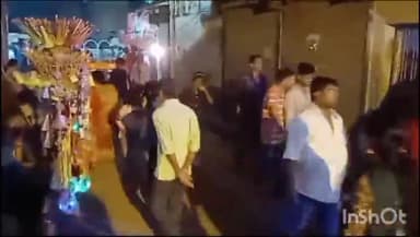 देेेवरिया: बौंड बाजे की धुन ढोल की थाप पुरुष अपने सर पूजा की टोकरी रख पहुंचे देवरिया शहर के छठ घाट