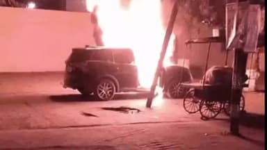 पटना ग्रामीण: बापू सभागार के पास बीच सड़क पर खड़ी एक कार में अचानक लगी आग, कार में बैठे लोगों ने बाहर निकाल कर अपनी बचाई जान