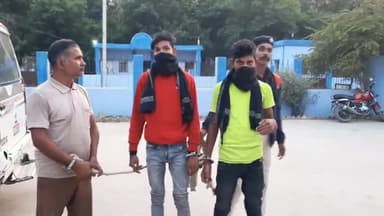 सासाराम: दरीगांव थाना के पुलिस ने विभिन्न इलाकों में छापेमारी कर अवैध शराब के साथ तीन लोगों को किया गिरफ्तार।