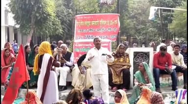 इटावा: कलेक्ट्रेट में मिड डे मील रसोइया कर्मचारी यूनियन ने 11 सूत्रीय मांगों को लेकर धरना दिया