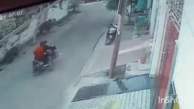 मुज़फ्फरनगर: सिविल लाइन थाना क्षेत्र के आवास विकास कॉलोनी में बदमाशों के द्वारा खड़ी एक महिला से की सोने की चेन की लूट, घटना सीसीटीवी