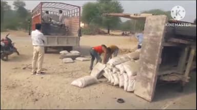 बदनोर: सोपुरा चौराहे पर टायर फटने से ट्रैक्टर की ट्रॉली पलटी, चालक की सूझबूझ से कोई जनहानी नहीं हुई