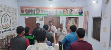 हरदोई: उत्तरकाशी के टनल में फंसे मजदूरों की सकुशल वापसी के लिए कांग्रेस नेताओं ने कार्यालय पर किया प्रार्थना सभा का आयोजन