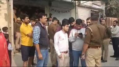 मथुरा: नरसी पुरम में बाइक सवार बदमाशों ने ज्वेलर्स की दुकान में गन प्वाइंट पर की लूट, सोना-चांदी के आभूषण ले गए बदमाश