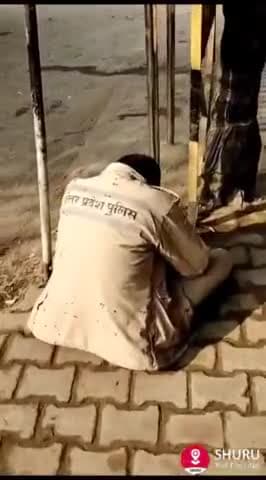 #गढ़मुक्तेश्वर मेला ड्यूटी आए पुलिसकर्मी इतना नशा के इसे कुछ भी नहीं पता है गाली दुख पर दे रहा है व