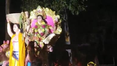 अररिया जिला के फारबिसगंज में आस्था के महान पर्व छठ के समाप्ति के बाद सूर्य देवता की मूर्ति को विसर्जन के लिए ले जाया गया