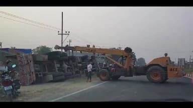 गोपालगंज: माधोमठ गांव के समीप अनियंत्रित होकर ट्रक पलटा, बाल बाल बचा चालक व खलासी हुआ जख्मी