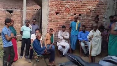 करपी: कुदरासी गांव पहुंचकर मृतक डॉ॰ कंचन के परिजनों को RLJD के प्रदेश महासचिव पप्पू वर्मा ने दी सांत्वना