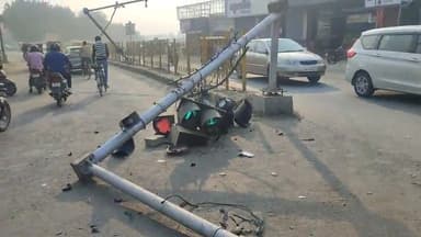 करनाल: लेबर चौक गांधी जूस कॉर्नर के पास ट्रक ने तोड़े खम्बे सीसीटीवी कैमरे  तोड़कर फ़रार