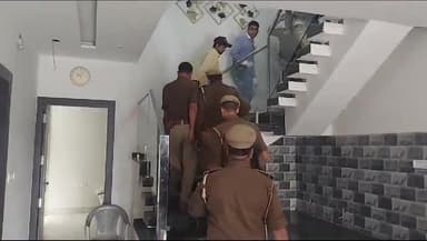 इटावा: वृंदावन कॉलोनी में शख्स को घर में लगी गोली सैफई मेडिकल कॉलेज रेफर जांच में जुटी पुलिस व फोरेंसिक टीम