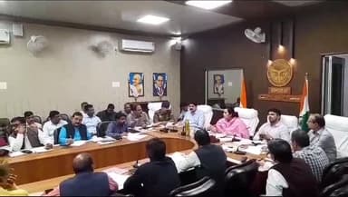 सुल्तानपुर: डीएम की अध्यक्षता में कलेक्ट्रेट सभागार में विकास कार्यों की समीक्षा बैठक हुई आयोजित