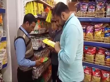 हरदोई: जिले में हलाल सर्टिफिकेट वाले प्रोडक्ट्स को लेकर विशाल मेगा मार्ट व फलों की दुकानों में औषधि प्रशासन ने की छापेमारी