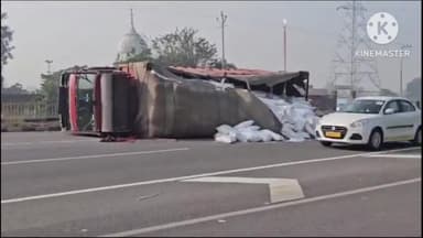 अमरोहा: NH-9 पर गाँव झनकपुरी के पास तेज रफ्तार ट्रक डिवाइडर से टकराकर पलटा, पीछे चल रही पिकअप ट्रक में घुसी; दोनों के चालक घायल