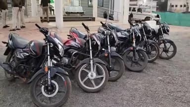 लटेरी: कोलुआ पठार के जंगल में जुआ खेल रहे 4 लोगों को पुलिस ने किया गिरफ्तार, ₹21650 जब्त कर मौके से 6 मोटरसाइकिल भी की बरामद