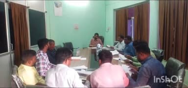 जगदलपुर: निगम कार्यालय की बैठक में आंगनवाड़ी भवन समय सीमा में पूर्ण नहीं करने वाले ठेकेदारों को निगम आयुक्त ने दिया ब्लैक लिस्टेड